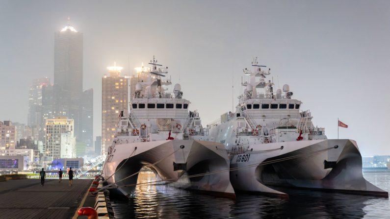 Des navires de garde-côtes militarisés sont stationnés dans le port de Kaohsiung, à Taïwan, le 15 novembre 2024. Ces navires sont prêts à défendre Taïwan en cas d'agression ou d'invasion par la Chine. (JIMMY BEUNARDEAU/Hans Lucas/AFP via Getty Images)