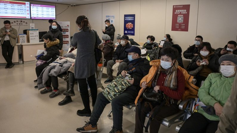 Des personnes portant des masques attendent dans une zone ambulatoire du service respiratoire d'un hôpital de Pékin, le 8 janvier 2025. (Jade GAO / AFP)