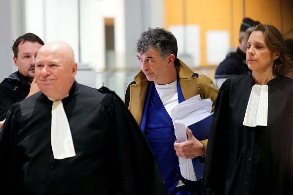 L'animateur de télévision et agent immobilier français Stéphane Plaza (C), accusé de violences sur deux anciennes compagnes, accompagné de ses avocats Carlo Alberto Brusa (G) et Hélène Plumet (D), arrive pour son procès au tribunal correctionnel de Paris, le 9 janvier 2025.   (DIMITAR DILKOFF/AFP via Getty Imag