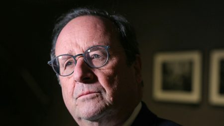 Droits de douane imposés par Donald Trump : « Nous devons lui faire très mal », estime François Hollande