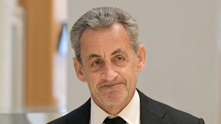 Nicolas Sarkozy équipé d’un bracelet électronique, une première pour un ex-président