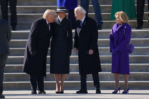 "Joe, t'es viré !": Donald Trump retire à Joe Biden l'accès aux informations classées confidentielles