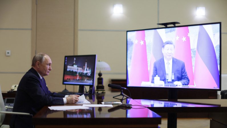 Sur cette photo diffusée par l'agence d'État russe Sputnik, le président russe Vladimir Poutine est en communication en appel vidéo avec le dirigeant chinois Xi Jinping à la résidence d'État de Novo-Ogaryovo, à l'extérieur de Moscou, le 21 janvier 2025. (Gavriil Grigorov/ POOL/AFP via Getty Images)