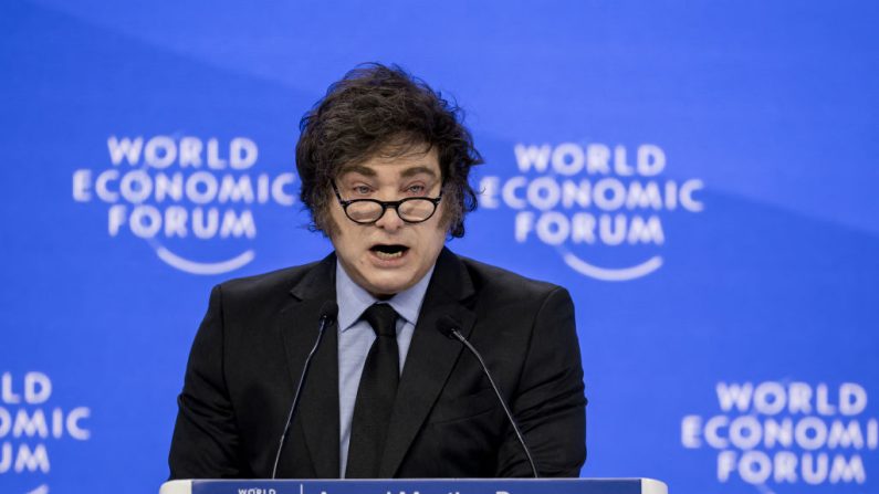 Le président argentin Javier Milei s'adresse au public lors de la réunion annuelle du Forum économique mondial (WEF) à Davos le 23 janvier 2025. (FABRICE COFFRINI/AFP via Getty Images)