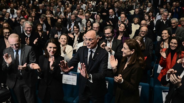 « On marche sur la tête : notre économie n'a pas besoin de plus d'impôts, mais de moins d'impôts ! », s'exclame Christelle Morançais, 2e à g. sur la photo à Bordeaux le 26 janvier 2025. (Photo PHILIPPE LOPEZ / AFP)