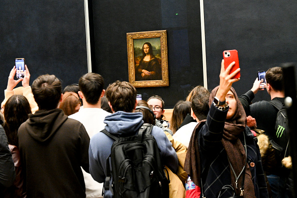 Une foule de touristes se presse devant La Joconde de Léonard de Vinci, à l'intérieur du musée du Louvre, à Paris, le 24 janvier 2025.  (MAGALI COHEN/Hans Lucas/AFP via Getty Images)