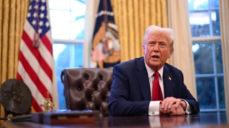 Le président Donald Trump s'adresse aux journalistes dans le bureau ovale de la Maison-Blanche à Washington le 30 janvier 2025. (Roberto Schmidt/AFP via Getty Images)