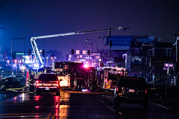 Des membres des services d'urgence interviennent à la suite d'un accident d'avion dans un quartier proche de Cottman Avenue, le 31 janvier 2025 à Philadelphie, en Pennsylvanie. (Photo Matthew Hatcher/Getty Images)