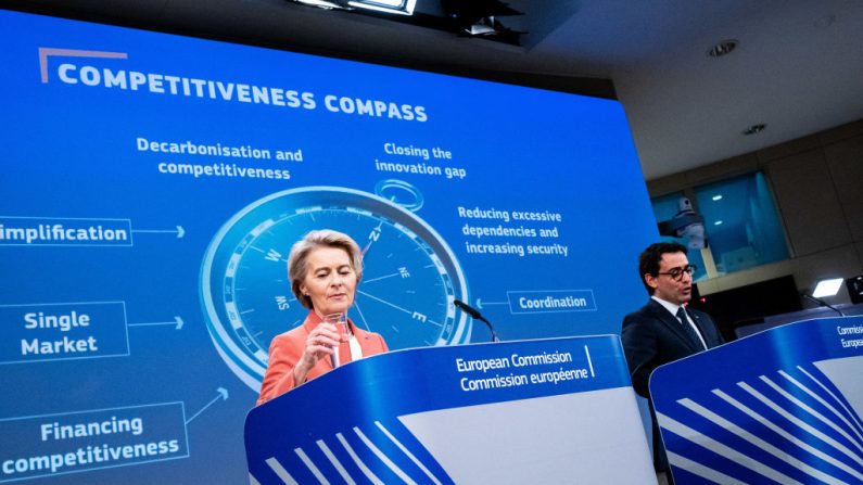 
La présidente de la Commission européenne Ursula von der Leyen et le vice-président exécutif, en charge de la Stratégie industrielle et de la Prospérité, Stéphane Séjourné, lors de la conférence sur la boussole de la compétitivité de l'UE au siège de la Commission européenne à Bruxelles en Belgique, le 29 janvier 2025. (MARTIN BERTRAND/Hans Lucas/AFP via Getty Images)