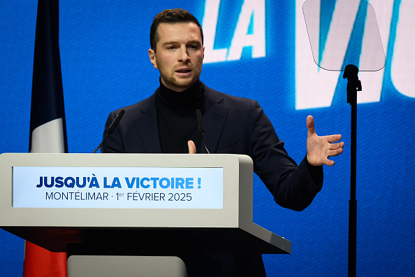 Jordan Bardella prononce un discours sur scène lors d'un meeting à Montélimar, le 1er février 2025. (Photo JEAN-PHILIPPE KSIAZEK/AFP via Getty Images)