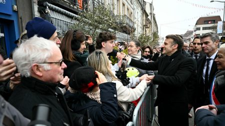 Emmanuel Macron estime qu’en réduisant les vacances scolaires des élèves, ils pourront « mieux apprendre »