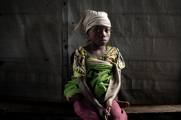 Une jeune fille déplacée à l'intérieur du pays dans le camp de déplacés de Mugunga à Goma, le 2 février 2025. (MICHEL LUNANGA/AFP via Getty Images)