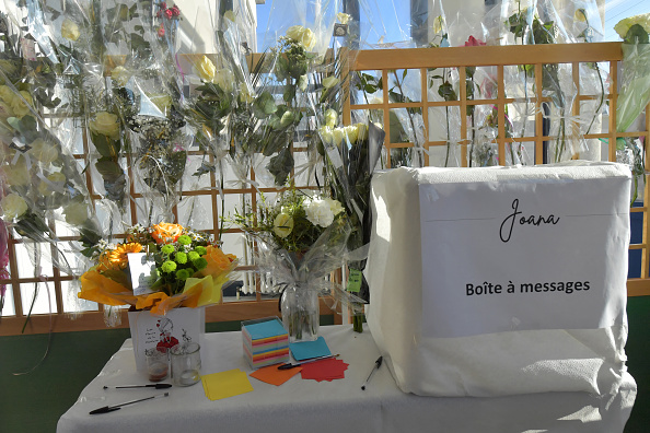 Des fleurs et une boîte à messages sont disposées sur une table du lycée Emile Zola, quelques jours après l'accident de car scolaire survenu à Châteaudun le 3 février 2025. (JEAN-FRANCOIS MONIER/AFP via Getty Images)