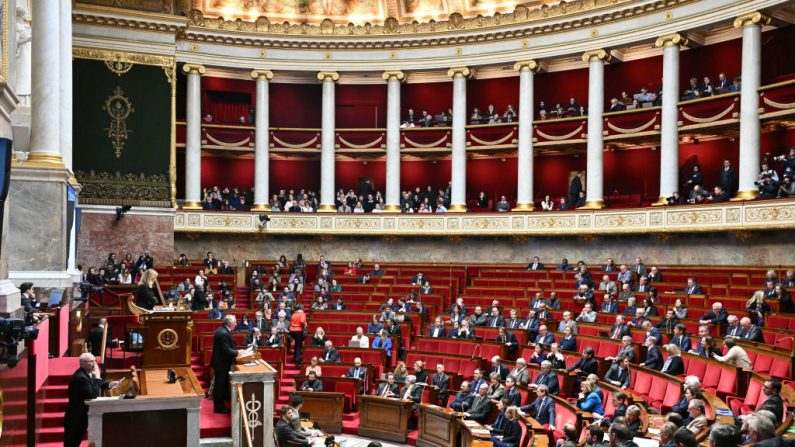 
Le Premier ministre français François Bayrou prononce un discours lors d'une séance parlementaire sur le projet de loi de finances 2025 et le budget de la sécurité sociale à l'Assemblée nationale, à Paris, le 3 février 2025. (BERTRAND GUAY/AFP via Getty Images)