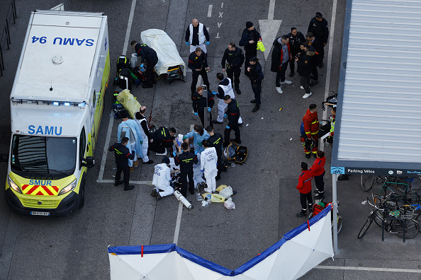 Le personnel médical d'urgence en intervention à la gare d'Austerlitz à Paris le 3 février 2025, après que deux personnes ont été blessées par balles par un agent de sécurité ferroviaire. (Photo XAVIER GALIANA/AFP via Getty Images)