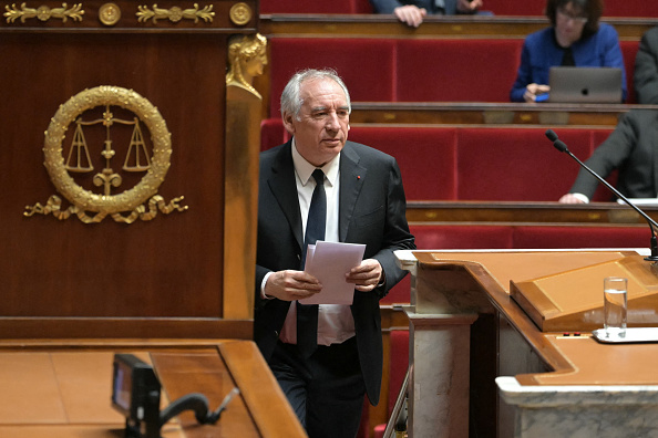 Le Premier ministre François Bayrou arrive pour prononcer un discours lors d'une session parlementaire sur le projet de loi de finances 2025 et le budget de la sécurité sociale à l'Assemblée nationale, à Paris, le 3 février 2025. (BERTRAND GUAY/AFP via Getty Images) 