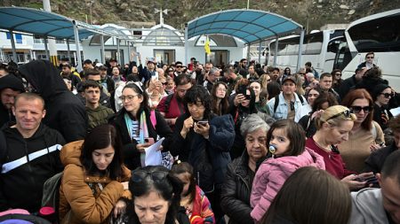 « Nous n’avons jamais connu cela auparavant » : à Santorin où l’activité sismique perdure, 6000 personnes ont déjà quitté l’île