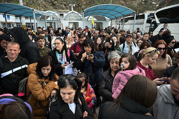 Les habitants de Santorin se rassemblent dans le port d'Athinios pour fuir l'île après la récente activité sismique et les craintes d'un réveil volcanique ou d'un tremblement de terre de plus grande ampleur. Santorin, 3 février 2025. (STRINGER/SOOC/AFP via Getty Images)