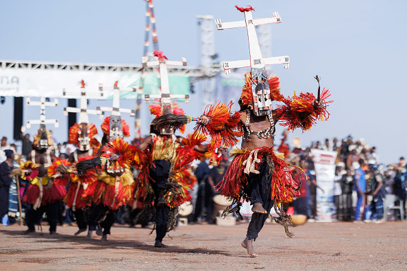 Des hommes de l'ethnie Dogon dansent lors de la cérémonie de danse masquée Ogobagna à Bamako, le 1er février 2025. En raison de l'instabilité persistante dans la région centrale du pays, les Dogons organisent chaque année un festival à Bamako, appelé Ogobagna, pour partager et présenter leurs traditions culturelles et ancestrales. (OUSMANE MAKAVELI/AFP via Getty Images)