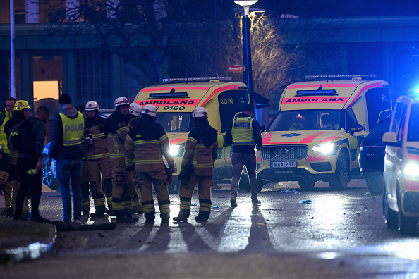 Des membres des services d'urgence et des forces spéciales de la police travaillent sur les lieux de l'école Risbergska à Orebro, en Suède, le 4 février 2025. (Photo JONATHAN NACKSTRAND/AFP via Getty Images)