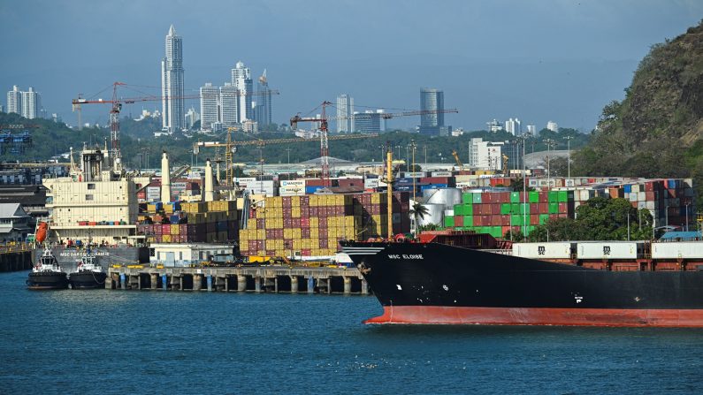 Un cargo attend au port de Balboa avant de traverser le canal de Panama à Panama City, le 4 février 2025. (MARTIN BERNETTI/AFP via Getty Images) 