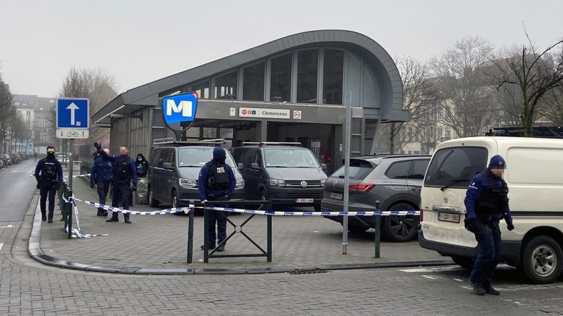 Des policiers montent la garde devant la station de métro Clemenceau après une fusillade, à Bruxelles, le 5 février 2025. (Photo RACHELLE DUFOUR/Belga/AFP via Getty Images)