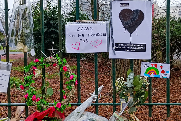 Fleurs en hommage à Elias, décédé à l'âge de 14 ans le vendredi 25 janvier 2025, après avoir été poignardé la veille dans le 14e arrondissement de Paris, à la sortie de son entraînement de football au centre sportif Jules Noël. (Crédit photo RICCARDO MILANI/Hans Lucas/AFP via Getty Images)