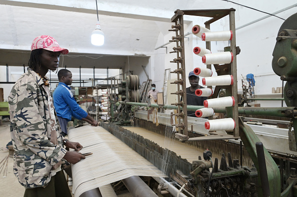 Un tisserand travaille dans l'unité de production artisanale d'Aissa Dione à Dakar, le 8 janvier 2025. La popularité des vêtements produits localement n'a fait que croître depuis l'arrivée au pouvoir, l'année dernière, du président Bassirou Diomaye Faye et du premier ministre Ousmane Sonko, fervents défenseurs de la souveraineté économique et culturelle. De nombreux Sénégalais leur emboîtent le pas, choisissant de porter des marques locales au bureau, en déplacement ou lors d'événements officiels. (SEYLLOU/AFP via Getty Images)