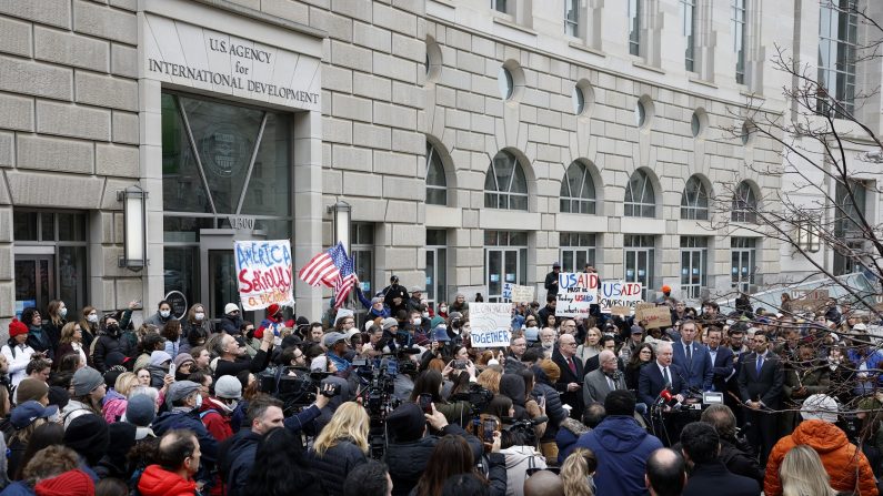 Le sénateur démocrate Chris Van Hollen et le représentant républicain Gerry Connolly, rejoints par d'autres législateurs, des employés et des sympathisants de l'Agence américaine pour le développement international (USAID), s'expriment lors d'une conférence de presse à l'extérieur du siège de l'USAID le 3 février 2025 à Washington, DC. (Kevin Dietsch/Getty Images)