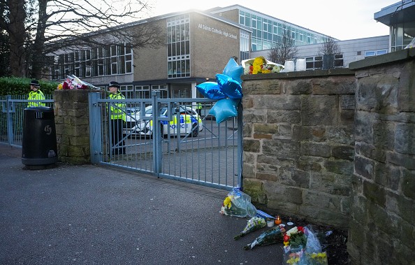 Des hommages floraux sont déposés à l'extérieur de l'école secondaire catholique All Saints, à Sheffield (Angleterre), après l'agression mortelle d'un étudiant le 03 février 2025. Harvey Willgoose, 15 ans, a été mortellement blessé par un coup de couteau hier midi. Un garçon de 15 ans a été arrêté pour suspicion de meurtre. (Photo par Christopher Furlong/Getty Images)