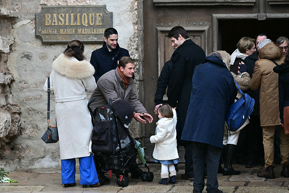 Marie (à g.) et Colomban (4ème à g.) Soleil, parents d'Émile arrivent à la cérémonie funéraire à Saint-Maximin-la-Sainte-Baume. (MIGUEL MEDINA/AFP via Getty Images)