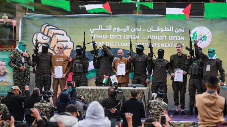 Le Hamas libérera les otages israéliens comme prévu, atténuant la menace qui pèse sur le cessez-le-feu à Gaza