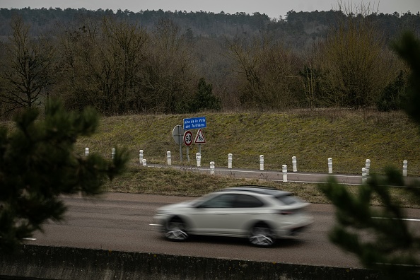 Une voiture passe devant l'aire de repos de la Villa des Tuileries sur l'autoroute A31 près de Selongey, en Côte-d’Or, le 8 février 2025, où une fusillade a éclaté dans la nuit entre des membres du RAID (Recherche, Assistance, Intervention, Dissuasion), l'unité d'assaut d'élite de la police, et les passagers d'un véhicule pris en chasse. (Photo ARNAUD FINISTRE/AFP via Getty Images)