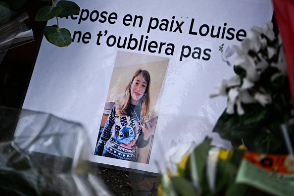 Cette photographie montre des fleurs et une photo de Louise, une élève de onze ans décédée, devant le collège André Maurois. (JULIEN DE ROSA/AFP via Getty Images)