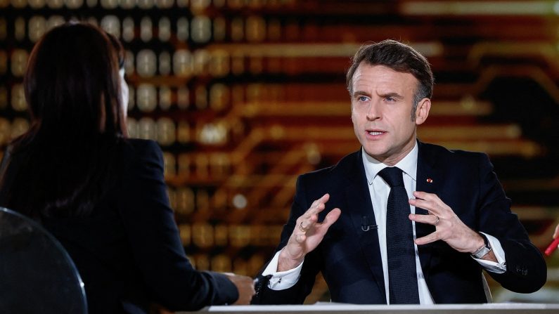 Le président Emmanuel Macron répond aux questions des journalistes lors d'une interview télévisée sur France 2 à la veille du Sommet d'action sur l'intelligence artificielle (IA), au Grand Palais, à Paris, le 9 février 2025. (GONZALO FUENTES/POOL/AFP via Getty Images)