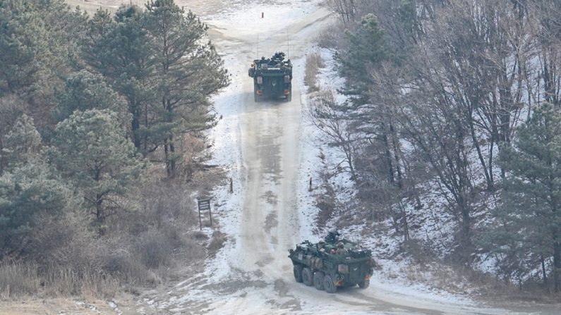 Des véhicules blindés participent à un exercice combiné de tir réel entre la Corée du Sud et l'armée américaine au champ de tir réel Rodriguez à Pocheon, le 10 février 2025. (ANTHONY WALLACE/AFP via Getty Images)