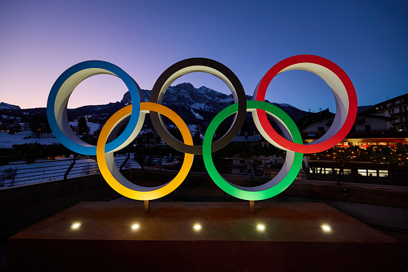 Vue générale des anneaux olympiques devant la piste de ski Olympia delle Tofane lors de l'événement Milano Cortina 2026 Winter Olympic Games - 1 Year To Go, le 6 février 2025 à Cortina d'Ampezzo, en Italie. (Francesco Scaccianoce/Getty Images)