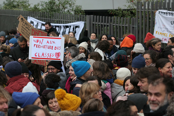 Des directeurs d'écoles primaires et maternelles et des enseignants se rassemblent devant le Rectorat de Paris, pour protester contre la fermeture des classes de primaire à Paris, le 11 février 2025. (Photo THOMAS SAMSON/AFP via Getty Images)