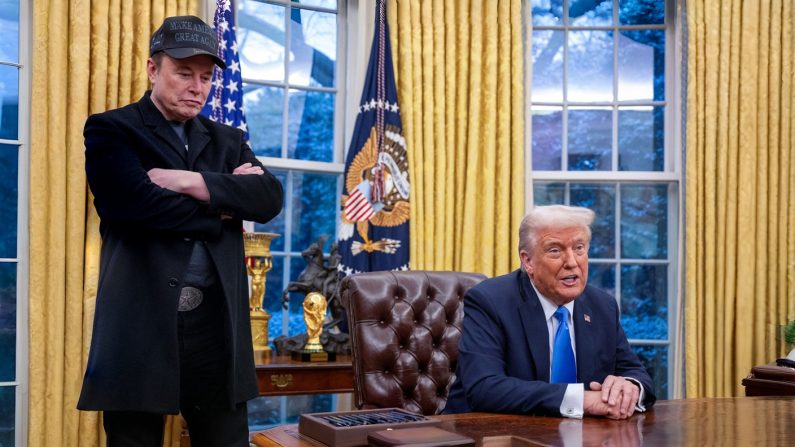 Elon Musk écoute le président américain Donald Trump s'exprimer dans le Bureau ovale de la Maison-Blanche à Washington, DC, le 11 février 2025. (JIM WATSON/AFP via Getty Images) 