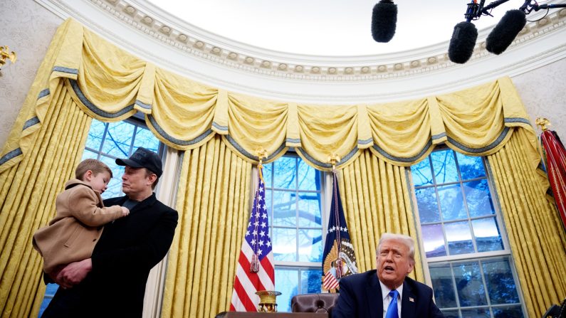 Le président américain Donald Trump, accompagné d'Elon Musk, PDG de Tesla et SpaceX, et de son fils X Musk, s'exprime lors de la signature d'un décret dans le bureau ovale de la Maison Blanche, le 11 février 2025 à Washington, DC. (Andrew Harnik/Getty Images)