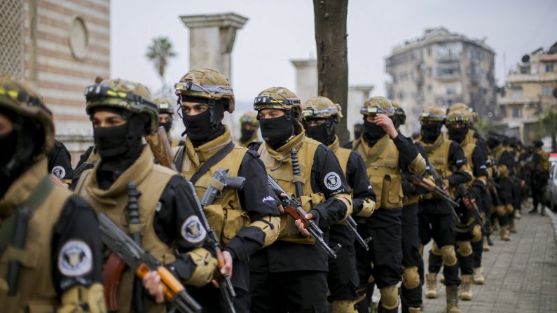 Des jeunes diplômés des forces de sécurité générale syriennes sous la nouvelle administration du pays assistent à une cérémonie dans la ville d'Alep, dans le nord du pays, le 12 février 2025. (ASAAD AL ASAAD/Middle East Images/AFP via Getty Images) 