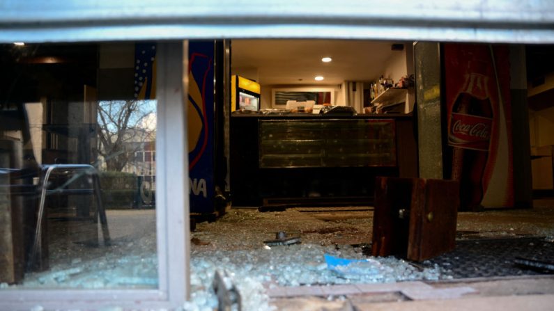 
L'intérieur du bar associatif Aksehir au Village-Olympique de Grenoble dans le quartier de la Villeneuve, où une grenade a été lancée, le 13 février 2025. (OLIVIER CHASSIGNOLE/AFP via Getty Images)