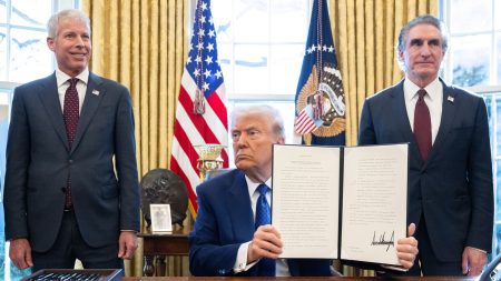 Donald Trump signe un décret interdisant le financement fédéral des écoles imposant le vaccin contre le Covid-19