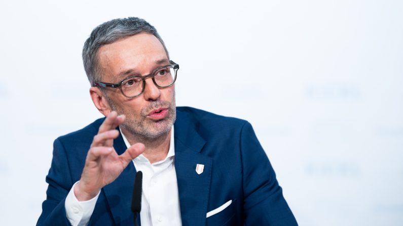 Herbert Kickl, leader du Parti autrichien de la liberté (FPOe), s'adresse aux médias après l'échec des négociations pour une coalition gouvernementale, le 12 février 2025 à Vienne, en Autriche. (Michael Gruber/Getty Images)