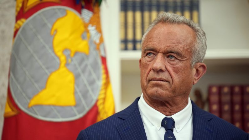 Robert F. Kennedy Jr. dans le bureau ovale de la Maison-Blanche le 13 février 2025 à Washington, DC. (Andrew Harnik/Getty Images)