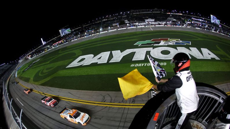 DAYTONA BEACH, FLORIDE - 14 FÉVRIER : Parker Kligerman, conducteur de la Chevrolet #75 Spiked Coolers prend le drapeau à damier sous le drapeau jaune pour gagner la NASCAR Craftsman Truck Series Fresh from Florida 250 au Daytona International Speedway le 14 février 2025 à Daytona Beach, Floride. (Photo par James Gilbert/Getty Images)