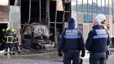 Une voiture en feu fonce dans une bibliothèque, à Grenoble, en marge d’échauffourées avec la police