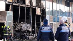 Une voiture en feu fonce dans une bibliothèque, à Grenoble, en marge d’échauffourées avec la police