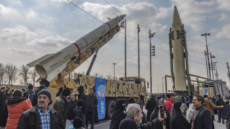 Un missile Kheibarshekan de fabrication iranienne et un autre missile sont exposés lors d'un rassemblement marquant le 46e anniversaire de la révolution islamique de 1979 à Téhéran, en Iran, le 10 février 2025. (HOSSEIN BERIS/Middle East Images/AFP via Getty Images) 