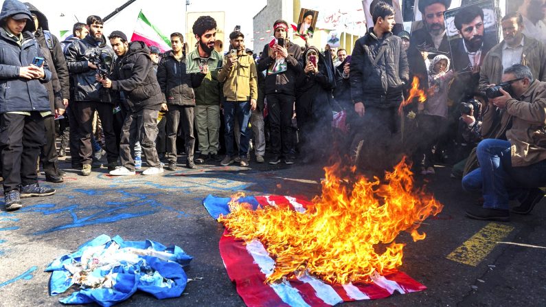 Des manifestants iraniens brûlent le drapeau américain lors d'un rassemblement marquant le 46e anniversaire de la révolution islamique de 1979 à Téhéran, en Iran, le 10 février 2025. (HOSSEIN BERIS/Middle East Images/AFP via Getty Images) 